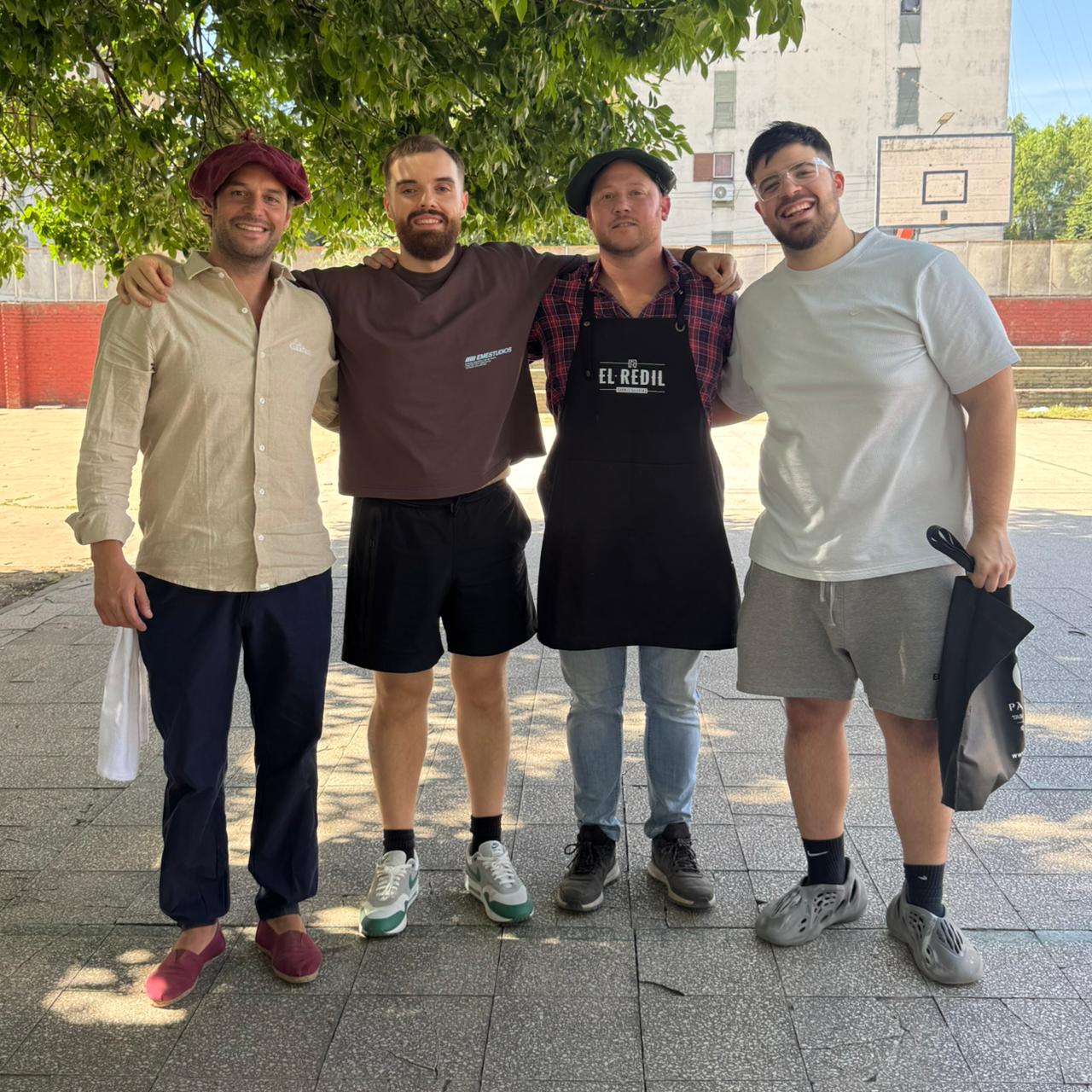 Ibai Llanos vivió la experiencia de cocina al fuego de La Gauchada en el histórico barrio de Messi